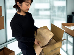 【DIY向け】タイルの「表紙貼り」と「裏ネット貼り」とは？違い・メリット・選び方を分かりやすく解説 - オリジナルタイル・オーダーメイドタイル製作のタイルメイド